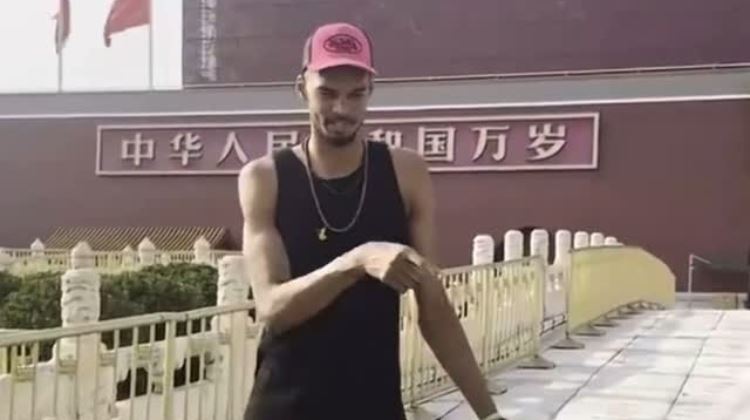 😎文班离开少林寺后还前往北京天安门广场瞻仰了一番！图片